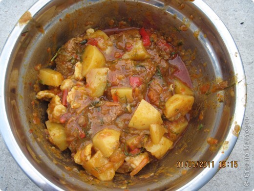 Проверяете на вкус, достаточно ли соленое, перченое, досаливаете, перчите. Добавляете зелень, довариваете. Снимаете с огня, даёте ему постоять
  Вот финишное фото в буквальном смысле слова. Последнюю тарелку вырвала из рук гостя, чтобы сфотографировать. Это очередная добавка и вид тарелки не очень. Но вкусноооо. (фото 9)