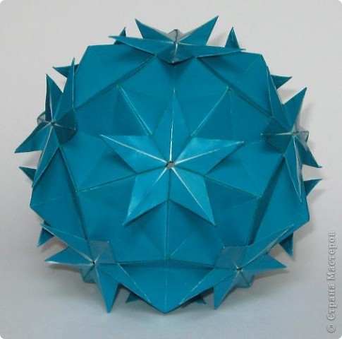 Southern cross kusudama by Mio Tsugawa
Видеосборка: http://www.youtube.com/watch?v=czJLiwgMuVQ
Кусудама собирается с клеем.
На видео лепестки собраны в тройки, в моем варианте сборки - лепестки собраны в пятерки. (фото 3)