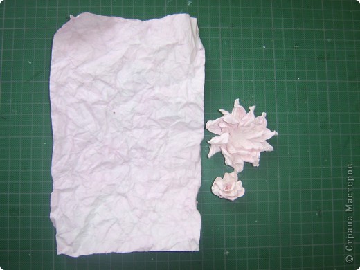 Делаем самодельный цветок . Мк цветка http://simplypaperandcreativity.blogspot.com/2010/07/shabby-crinkle-flowers-tutorial.html и бумаги. (фото 15)