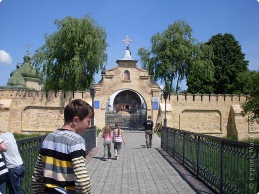 Так почалась наша прогулянка у Берестечко. На фотографії зображений міст і мур. За ним розташовані 2 церкви і музей.   (фото 1)