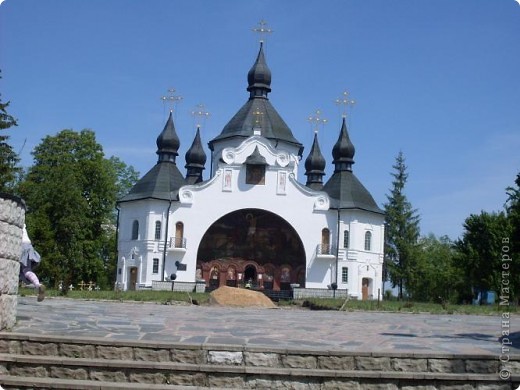 Це перша церква, яку ми відвідали. В середині дуже гарно, багато ікон і розписів на стінах. (фото 2)