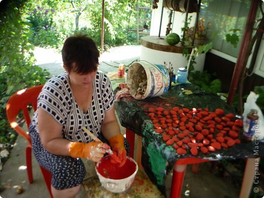 С утра едем на речку - ищем камни подходящего размера и формы (до боли в глазах-попробуй найди из кучи серости "клубничку"). Красим акриловой краской на водной основе (фото 2)