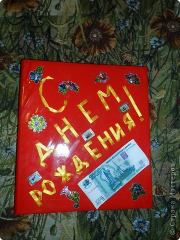 1. Взяла обычную папку, можно купить в магазине. У нас была от какого-то журнала, кажется, про самоцветы и страницы разделители к нему. Можно страницы самому сделать из листов картона, вырезать нужный размер и проколоть дыроколом. Я покрасила листы по цвету радуги. Обложку я обклеила тканью под кожу, внутри тоже ткань. Сверху надпись из ленточек - приклеивала на двусторонний скотч, клеем у меня все скользило, ткань глянцевая была. Плюс украшения-наклейки, как подскажет фантазия. (фото 1)