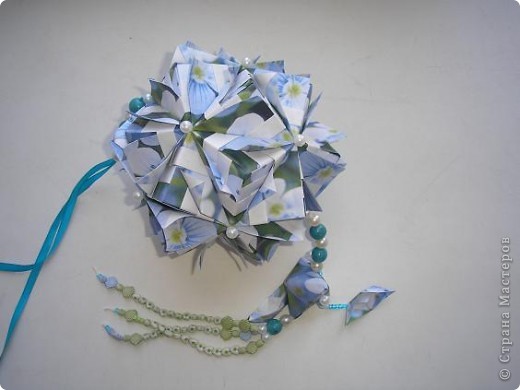 Кусудама Sea captain kusudama
автор Мария Синайская
оригинал здесь: http://www.flickr.com/photos/51642560@N02/5022626197/in/photostream/ (фото 2)