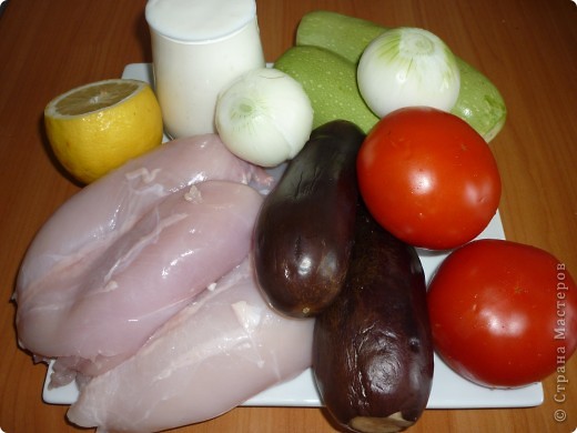 2 куриные грудки
2 средних баклажана ,2 кабачка.( можно и картошку,но у меня ее не было)
1 большая луковица
1-2 зубка чеснока
4 средних помидора
Зелень ( любая)
200 гр. 1% густого кефира (можно заменить йогуртом)
1 ст.л. лимонного сока
Соль, черный перец, паприка, красный перец
Соевый соус( я его всегда добавляю,но можно и без него)
(фото 2)