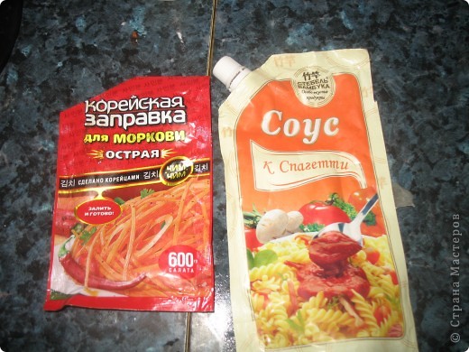 Кабачки солим и перчим по вкусу и добавляем вот такие приправы (раньше это был яблочный уксус, но вот эти соусы дают более яркий аромат и вкус), а именно: 1чайную ложку для корейской морковки(из этой серии самая острая) и 2-3ст.л. соуса. Перемешиваем и тушим под крышкой минут5. Выключаем (фото 6)