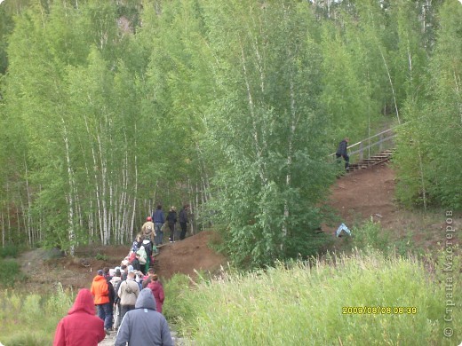 ……..отправляемся через мост….вверх по лесенке,  ведущей к подножию  горы Любви…… (фото 54)