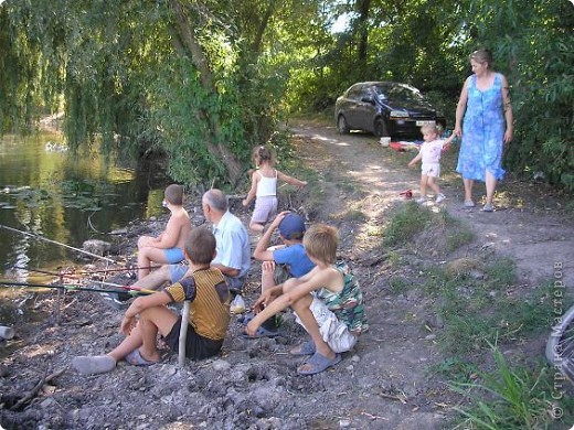 Вся честная компания на рыбалке. И местные ребятишки. у моего мужа в этом талант. Где бы он ни был, всегда возле него ребята возраста 6-8 класса (подростки). И чем больше он сидел с удочкой, тем больше их приходило.
Вот так мы отдыхали. Потом еще два дня отходили от самого отдыха. Чистый воздух, мало народа, большое пространство - снимают стресс и возобновляют силы! (фото 10)