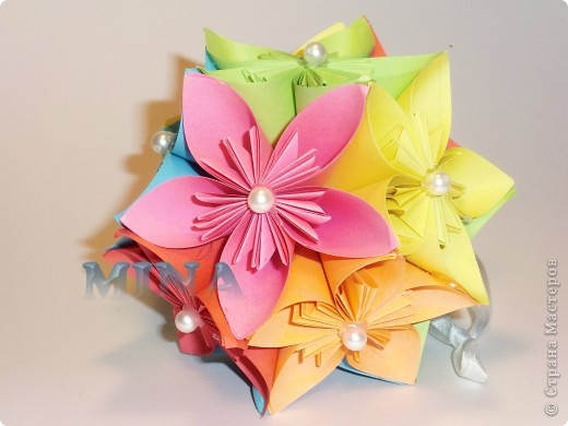 origami flowerball

http://www.youtube.com/watch?v=GQ_3qDxUUIo&feature=player_embedded (фото 3)