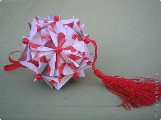 Brightly Kusudama
Автор - Kiyoko Ito
 МК (Амелии спасибо за "золотые руки"): https://podjem-tal.ru/node/134717
 схемка здесь: http://ru-kusudama.livejournal.com/694188.html
 Вдохновила на сей подвиг Юля Мыльникова https://podjem-tal.ru/node/234358?tid=850. Спасибо большое! теперь понимаю, что это, когда понравилась и кусудамка и модуль.
 30 модулей, собираеться без клея. Очень красиво выглядит! (фото 2)