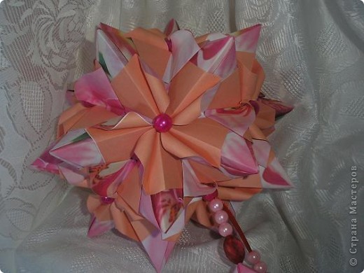 кусудама Chandelle en fleur
 Автор: Мария Синайская
 Оригинал и схемка здесь: http://goorigami.com/diagrams/chandelle-kusudama
 МК (Ронаты): https://podjem-tal.ru/node/234081?tid=451%2C850
видео: http://www.youtube.com/watch?v=8iw97Vkog38&feature=related (фото 2)