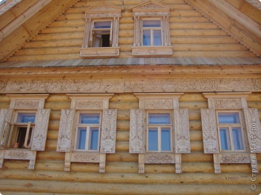 Помимо росписи, Городец славится еще глухой резьбой по дереву. Глухой, потому что нет сквозных прорезей, это отличительная особенность. (фото 4)