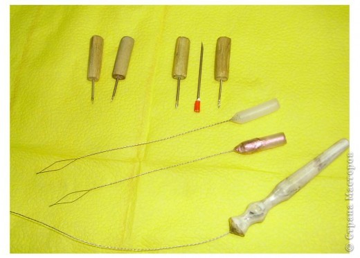 Затем ручка шлифуется наждачной бумагой.  Можно изготовить вот такой нитковдеватель из тонкой проволоки, а ручка из телевизионного кабеля. (фото 8)