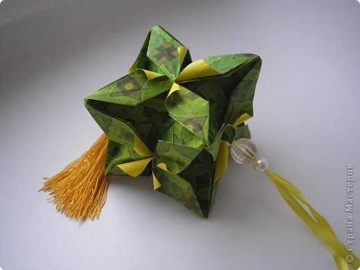 Увидела в Марии Синайской такую красотульку. http://goorigami.com/images/modular-origami/110517-Rafaelita-2.jpg и, естественно, захотелось себе...
Автор: Екатерина Лукашева
кусудама Рафаэлита
здесь оригинал, схемка и видео: http://kusudama.me/#/Rafaelita/Rafaelita-30/rafa3
отдельно видео: http://www.youtube.com/watch?v=PABWqO36pyA&feature=player_embedded (фото 2)