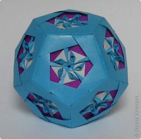 Для любителей додекаэдров. 
Мастер-класс.

Dodecahedron var. 
Designer of variation: Valentina Minayeva

30  модулей, 30 вставок 
размер бумаги: 10,0 x 7,1 см
диаметр готовой кусудамы: 10 cм (фото 1)