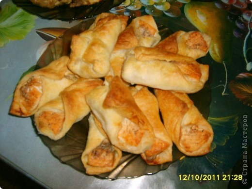 Очень простой и вкусный рецептик.Солим и перчим филе семги или форели, затем режем на пластики и заворачиваем их в слоеные конвертики ( тесто слоеное у меня покупное), выпекаем в духовке при t 200%.
