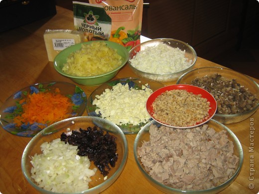 Ингридиенты. 
1.отвареное мясо.
2.чернослив.
3. репчатый лук.
4.варёный картофель.
5.варёная морковь.
6.Яйца делим на белки и желтки.
7.Грибы.
8.Грецкий орех.
9.Сыр.
10.Майонез.
И соль, перец по вкусу. (фото 2)