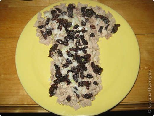 1 слой- мясо и чернослив. (фото 3)
