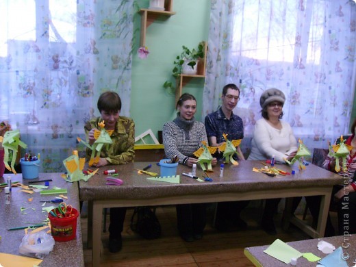 Проходила неделя работы-сотрудничества - помощи людям с ограниченными возможностями.Приходили они ко мне в гости в кружок, и надо было что-то придумать, чтоб порадовать гостей, и чтоб они с поделкой справились. (фото 1)