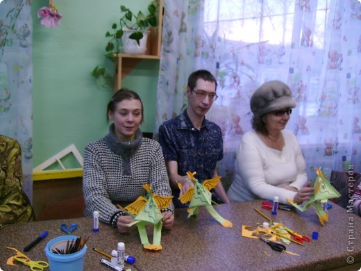 Придумался совершенно простенький дракошик.Все ушли совершенно довольные, договорившись, что будут приходить постоянно.Я довольна, что порадовала и заинтересовала людей! (фото 2)