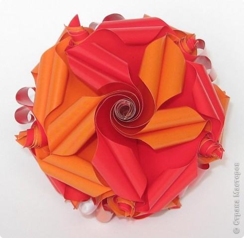 Twirl butterflies by Krystyna Burczyk
МК: http://cridiana-origami.blogspot.com/2011/05/tutorial-twirl-rose.html (фото 3)