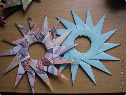 Origami: Spitzer Stern
 Спасибо за вдохновение Юле Мыльниковой https://podjem-tal.ru/node/217702?tid=850
 и Эм (Тамаре) https://podjem-tal.ru/node/179237
 Вот ссылочка на такую звездочку: http://www.youtube.com/watch?v=4tG5QmRns-0&feature=related (фото 4)