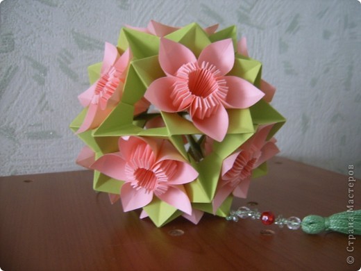 Ссылка на Butterfly Kusudama http://www.youtube.com/watch?v=sPhCCDDuuyU. Основа электра у MaryBond https://podjem-tal.ru/node/16393. Цветы лежали давно, всё никак не могла решить, куда их посадить и надо ли сажать. Надо ли закрывать зеленью. Дочь сказала, что не надо. Пусть будет так! (фото 3)