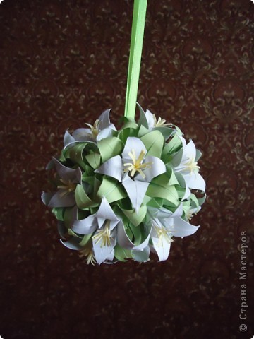 немного упрощенная кусудама "Лилия" http://yourorigami.info/2008/03/03/kusudama-na-osnove-lilii.html  была второй (первая неудачная, о ней позже) Эта кусудама собиралась на пару с мамой и теперь радует собой веранду дачи :) Упрощенная потому что должно быть два белых модуля, а я вместо второго сделала тычинки (фото 2)