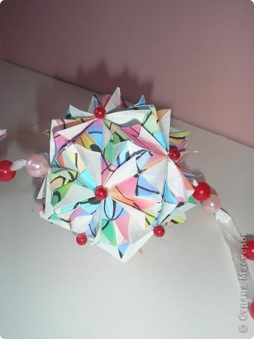 Brightly Kusudama
 Автор - Kiyoko Ito
 МК (Амелии спасибо за "золотые руки"): https://podjem-tal.ru/node/134717
 схемка здесь: http://ru-kusudama.livejournal.com/694188.html
 Вдохновила на сей подвиг Юля Мыльникова https://podjem-tal.ru/node/234358?tid=850. 
 (фото 7)