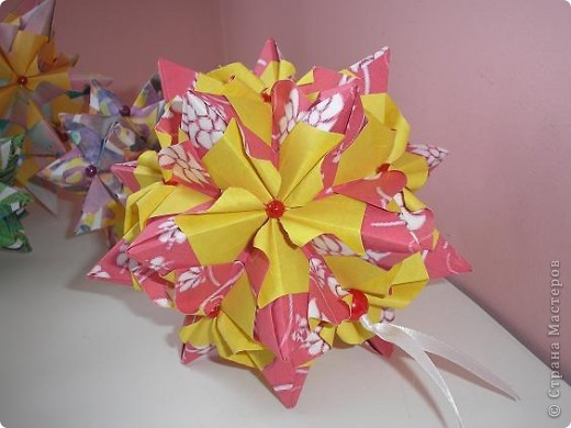 Кусудама Chandelle en fleur
МК https://podjem-tal.ru/node/234081
Оригинал и схемка здесь: http://goorigami.com/diagrams/chandelle-kusudama (фото 2)