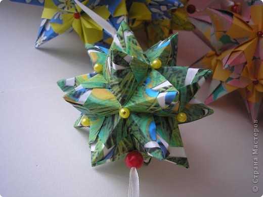 Кусудама Chandelle
Схемма здесь: http://goorigami.com/diagrams/chandelle-kusudama, а также вдохновение, оригиналы и галлерея. (фото 6)