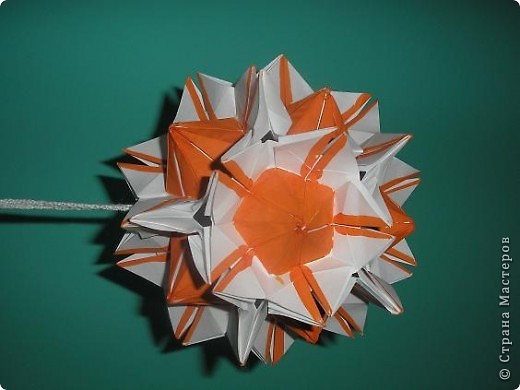 Кусудама Amaryllis. 
Автор: Miyuki Kawamura.
Мк здесь: https://podjem-tal.ru/node/83194?tid=451%2C850 (фото 6)