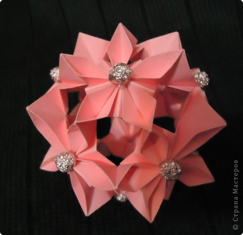 Origami Infiny http://www.youtube.com/watch?v=DO1sj8VkgvA&feature=related эта лежала какое-то время без "бусинок",  бусинок подходящего размера не нашлось и после новогодних супершаров https://podjem-tal.ru/node/295961 я решила этой тоже добавить "фольговые шарики" (фото 2)