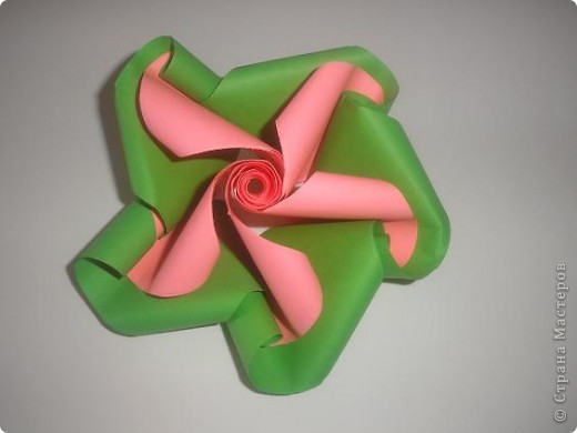 Mother's Day Origami
"Just Twist" Twirl 
(Krystyna Burczyk)
http://www.youtube.com/watch?v=ogWeGz_yIr4 (фото 10)