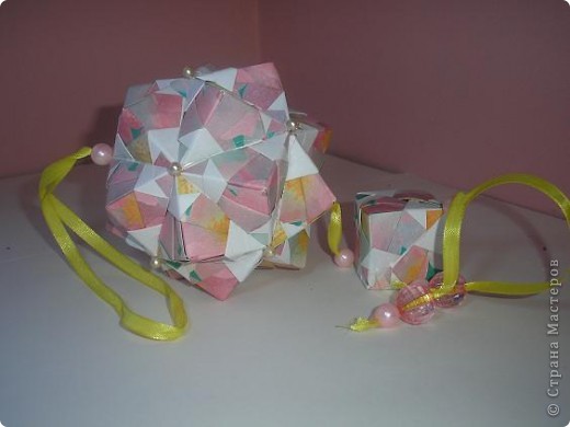 Double whirligig (variation of Floral sonobe)
http://kusudama.info/2011/11/sonobe-variation-2/
 (фото 6)