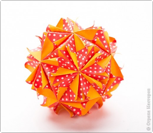 Модель: Brightly Kusudama
Автор: Kiyoko Ito
30 мод, 7.5см
итоговый размер 8см (фото 1)