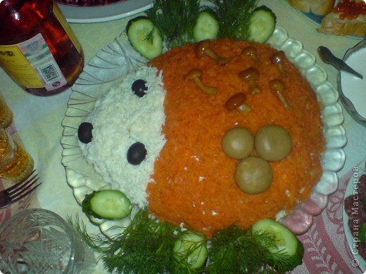 В состав входит куриное мясо отварное,шампиньоны жареные с луком,яйца,сыр,майонез.Для украшения морковь варёная,белок,маслины,грибочки,зелень. (фото 1)