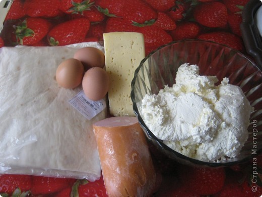 Продукты:лаваш листовой,творог,сыр ,2-3 яйца колбаса или ветчина,что найдется в ваших закромах).Колбасу нарезаем кубиками,сыр-через тёрочку,его можно добавить и в творожок. (фото 2)