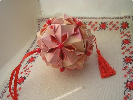 Name: Cherry Blossom Ball
 Designer: Tomoko Fuse
 Units: 30
 Paper ratio: square
 Diagram: “Unit Origami Fantasy” by Tomoko Fuse, p. 144
 Вдохновение: http://goorigami.com/modular-origami/cherry-blossom-ball/2468
 Видео здесь: http://www.youtube.com/watch?v=8Kr0Og_HR7Q
Вдохновение  - http://goorigami.com/images/modular-origami/Cherry%20Blossom%20Ball-04582.jpg (фото 2)