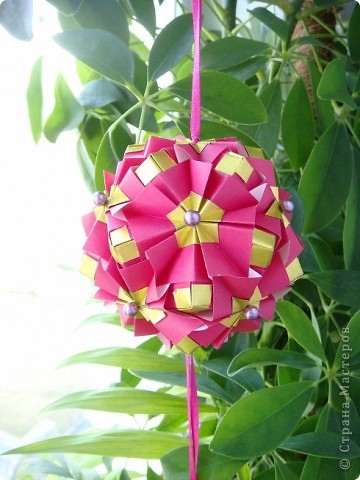 Кусудама Вальс
Автор Мария Синайская
МК http://ru-kusudama.livejournal.com/1121554.html#cutid1
Вдохновение http://ru-kusudama.livejournal.com/1133162.html#cutid1 (фото 5)