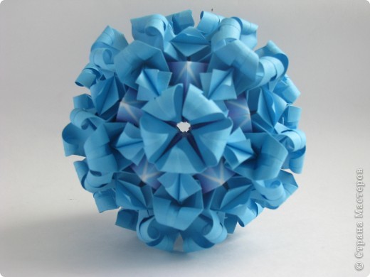 Всем привет!

Кусудама Juliette
Автор Н. Романенко
Туториал  http://kusudama.info/2012/05/juliette-tutorial/
Бумага 7,5*7,5 + 5*5 (30+20)
Итог: 11, 5 см (фото 1)