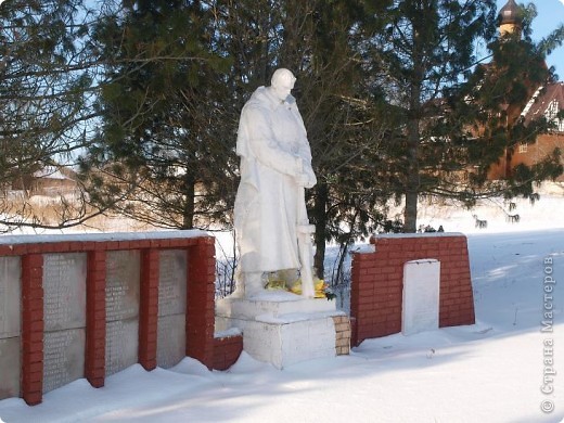 17 месяцев, с октября 1941 года по 4 марта 1943 года район был оккупирован немецко-фашистскими войсками. В немецком тылу действовали партизанские отряды. Широко известно имя героически погибшей партизанки Веры Поршневой. Через Оленинский район проходила оборонительная линия Ржевско-Вяземского оборонительного рубежа.  Места жестоких боев на Оленинской земле –  Холмец, с. Молодой Туд, д. Гусево, д. Тархово, д. Урдом. Более 2 тысяч мирных жителей было угнано в фашистскую Германию. Около 6 тысяч оленинцев погибли на фронтах Великой Отечественной войны. Район дал родине 13 Героев Советского Союза. Каждый год в нашем селе проходят захоронения останков русских солдат, погибших за нашу землю. 

 (фото 3)