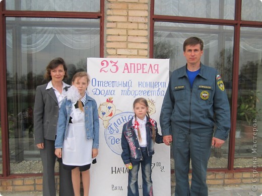 Папа наш пришел на концерт прямо со смены. Маша, кроме того, что была ведущей, еще и танцевала, и пела сольно. А Лиза участвовала в шести! номерах, все в разных костюмах, ей банты переодевать некогда было. (фото 9)