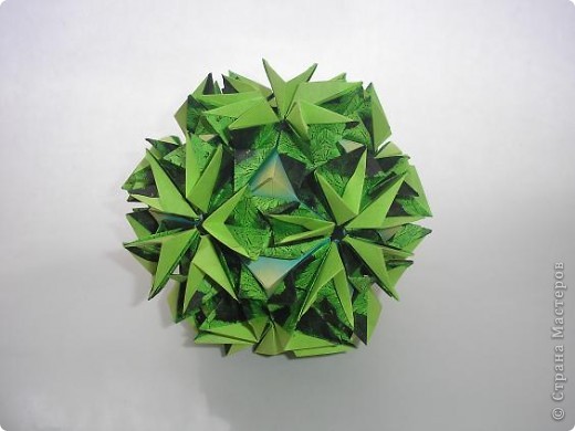 кусудама Amazonia
автор: Наталия Романенко
туториал временно отсутствует:)) http://kusudama.info/tutorials/
И хоть модуль разгадала, пирамидками любезно поделилась Наталья, но "не хватило" меня на пятиугольные пирамидки. Да и для них надо спецбумажку подбирать, а мой хомяк на "голодном пайке" :)) (фото 2)