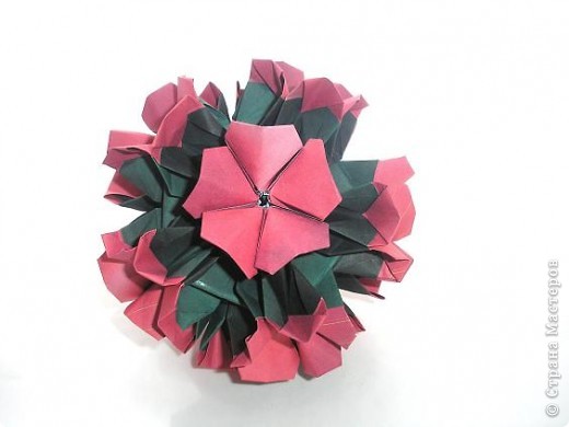 кусудама  Primrose 
автор Наталия Романенко
туториал здесь: http://kusudama.info/2012/04/Primrose-tutorial/
и видео здесь: http://www.youtube.com/watch?v=dzYBqSU0p4g&list=UUb6OeiGoO48t1EWW0cCm9CQ&index=1&feature=plcp (фото 2)