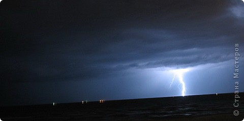 Фото не мое, но хорошо видно молнию возле моря. (фото 2)