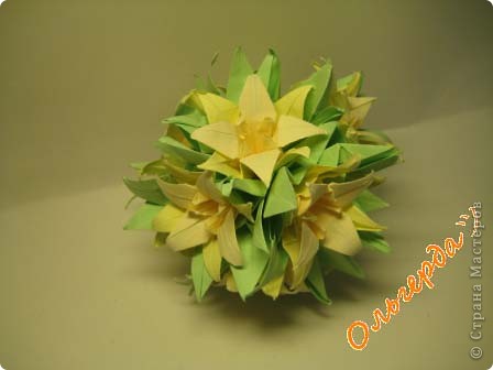 Лилии
МК: http://yourorigami.info/2008/03/03/kusudama-na-osnove-lilii.html (фото 1)