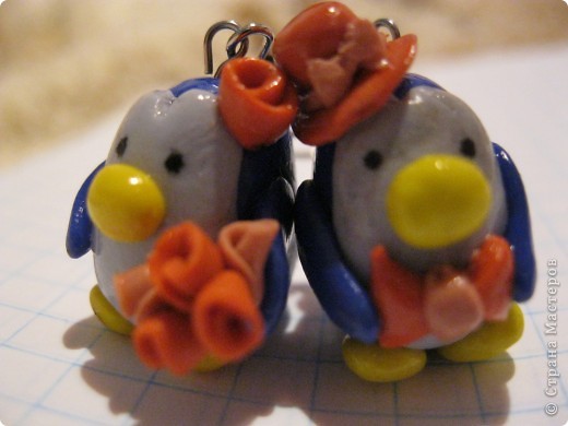 этих лапочек делала по <a href="http://www.topcaketoppers.com/blog/clay-penguins-tutorial-how-to-make-your-cake-topper-602.html">МК</a> , правда там все по английски, но по фото вроде понятно, я белый животик лепила а не рисовала и мальчику надела бабочку и цилиндрик, глазки нарисованные. (фото 5)