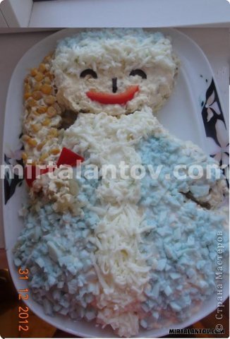 Из олив - глазки, из перца - бантик и ротик. Для косички либо кукурузу на картошке, либо (идеальный вариант) сыр "Сулугуни" - косичка. Всех с Новым Годом! (фото 5)