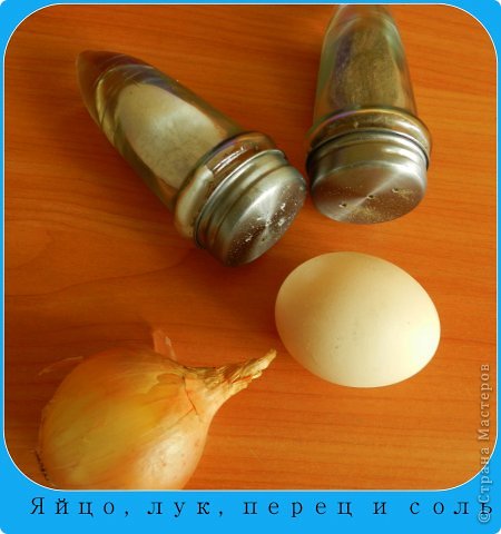 Можно обжарить морковку и лук на сковородке и добавить в готовый фарш. (фото 4)